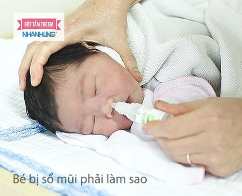 Vệ sinh mũi cho bé bằng nước muối sinh lý thường xuyên để chống khuẩn, thông thoáng mũi bé