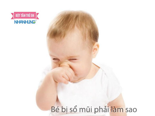 Nước mũi nhiều khiến bé khó thở và khó chịu