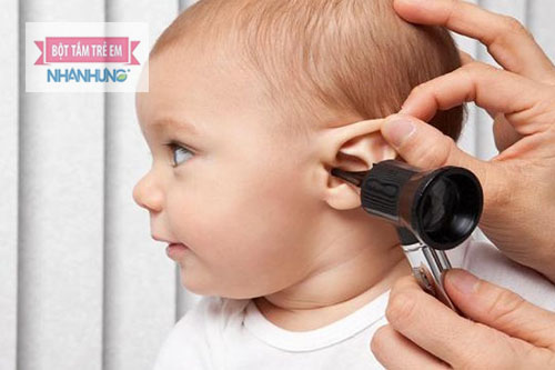 Viêm tai giữa kéo dài khiến trẻ chậm lớn.