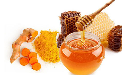 Đánh bay nhiệt miệng ở trẻ bằng mật ong và nghệ.