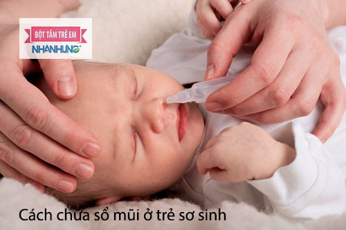 Chữa sổ mũi cho trẻ sơ sinh bằng nước muối sinh lý