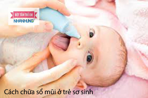 Hút mũi cho bé bằng dụng cụ hút mũi để loại bỏ vi khuẩn khu trú trong hốc mũi