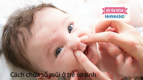 Massage 2 bên cánh mũi cho bé