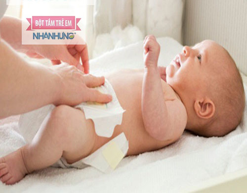 Vệ sinh sạch sẽ cơ thể cho bé khi bị tiêu chảy.
