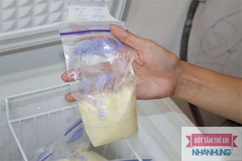 Không nên bỏ sữa trực tiếp từ tủ đá vào nước ấm để rã đông