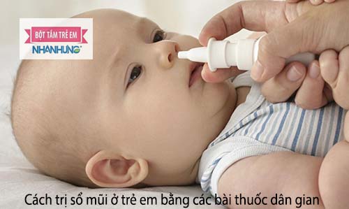 Xịt nước muổi biển hoặc sản phẩm đặc trị sổ mũi cho bé