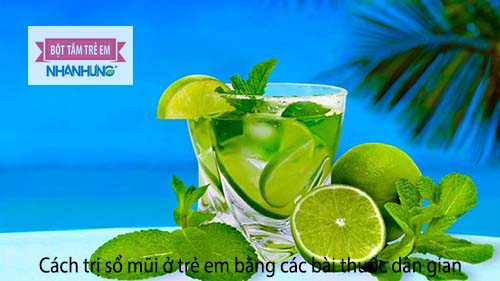 Cho bé uống nước chanh tươi để tăng vitamin C nâng cao hệ miễn dịch cho bé
