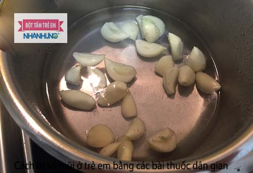 Tỏi đập nhiễn hay tỏi bóc vỏ đun sôi với nước