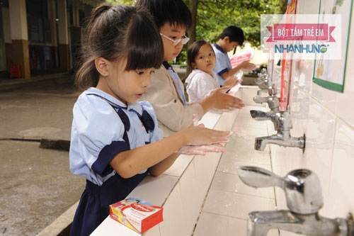 Vệ sinh tay sạch sẽ cho bé với xà phòng để tránh bị tiêu chảy.
