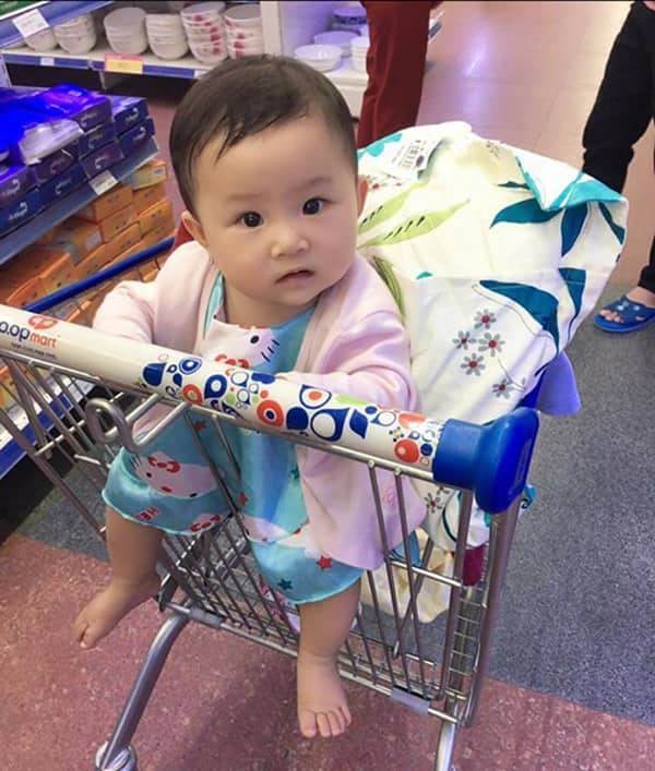 Bé Kim sau dị ứng được mẹ đưa đi siêu thị