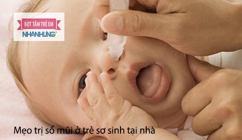 Nhỏ nước mũi cho bé thường xuyên để diệt khuẩn và làm thông thoáng mũi bé