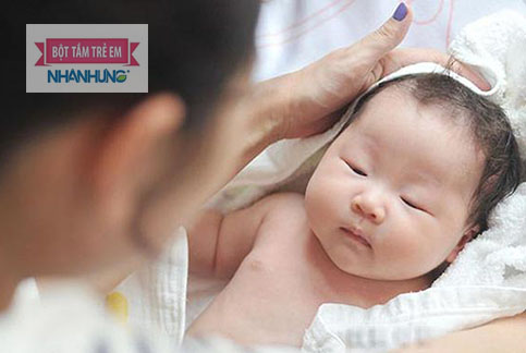 Trẻ rụng tóc nhiều trước trán do thay tóc hoặc thiếu dinh dưỡng.