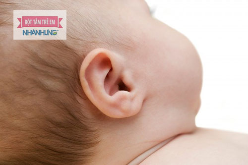 Vi khuẩn và virut là thủ phạm gây viêm tai giữa ở trẻ sơ sinh.