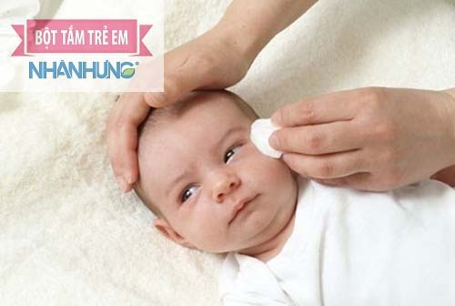 Vệ sinh mắt sạch sẽ cho trẻ