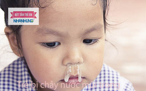 Nước mũi trong có thể do bé bị dị ứng thời tiết hay dị ứng phấn hoa