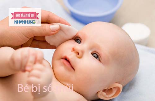 Tắm nhanh hoặc lau người cho bé bằng nước ấm không nên kiêng nước, kiêng tắm