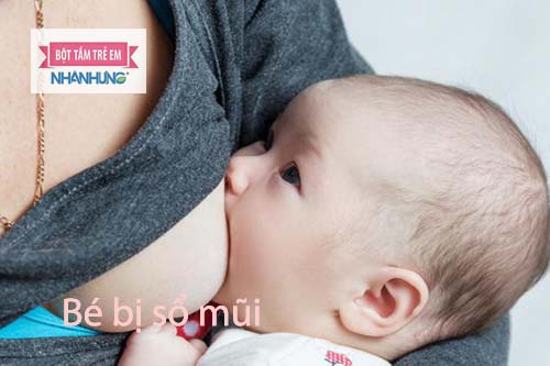 Cho bé bú nhiều hơn để tăng sức đề kháng khi bị sổ mũi