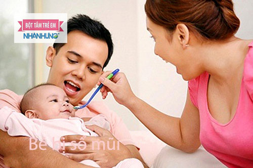 Bé bị sổ mũi mẹ cần bổ sung đầy đủ dinh dưỡng để kích thích hệ miễn dịch