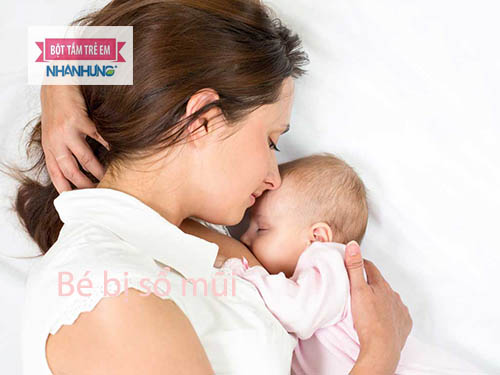 Tư thế ngủ của bé cũng ảnh hưởng lớn tới tình trạng sổ mũi ở trẻ