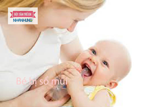 Uống nhiều nước ấm tăng hoạt dịch ra ngoài, kích thích lưu thông máu cho bé cải thiện sổ mũi