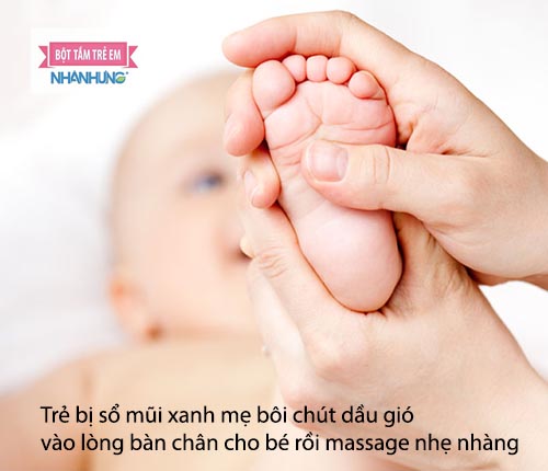 Thoa chút dầu gió hoặc dầu chàm và massage nhẹ nhàng chân cho bé