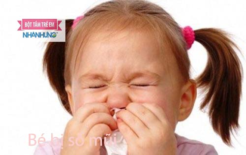 Nước mũi chảy nhiều, hắt hơi thường xuyên là biểu hiện rõ ràng nhất ở trẻ bị sổ mũi