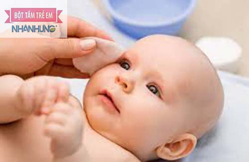Bông gạc y tế đem thấm với nước sạch đun sôi để nguội rồi rửa mắt cho bé