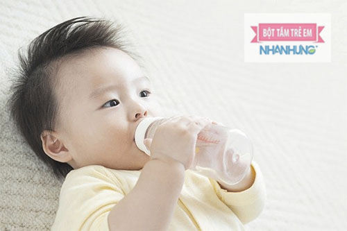 Cho bé uống nhiều nước để tránh mất nước do tiêu chảy.