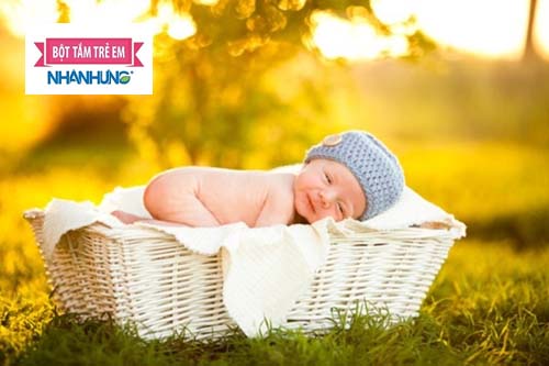 Bổ sung đủ dinh dưỡng và tắm nắng cho bé khi bị rụng tóc.