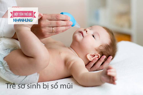 Vệ sinh mũi thường xuyên cho bé sơ sinh khi có triệu chứng chảy nước mũi