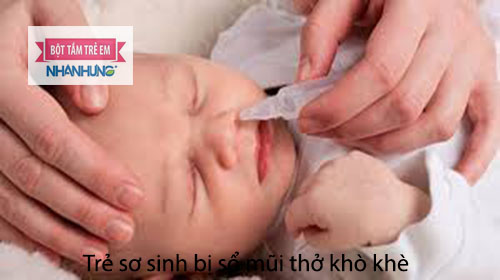 Vệ sinh mũi cho bé thường xuyên khi bị cảm cúm