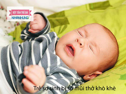 Trẻ sơ sinh bị sổ mũi thở khò khè do cảm cúm