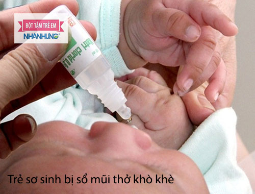 Nhỏ nước muối sinh lý thường xuyên cho bé