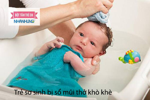 Tắm cho bé bằng nước ấm và kèm theo vài giọt tinh dầu như tràm, bưởi...