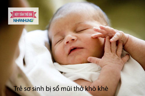 Bé bị chảy nước mũi, hắt hơi, có vảy đặc ở trong mũi