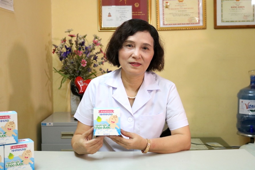 Trẻ bị chàm sữa mẹ nên dùng Bột tắm Nhân Hưng