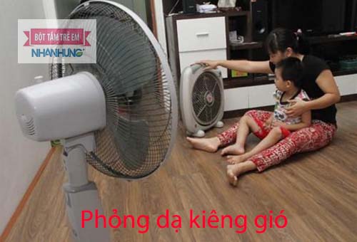 Tránh cho trẻ tiếp xúc với nước lạnh và gió