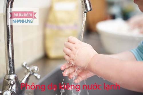 Tránh cho trẻ tiếp xúc với nước lạnh và gió