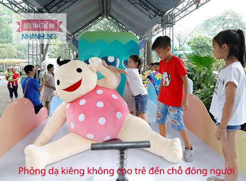 Kiêng không cho trẻ đến chỗ đông người