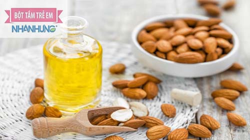 Dùng dầu hạnh nhân trị cứt trâu ở trẻ sơ sinh