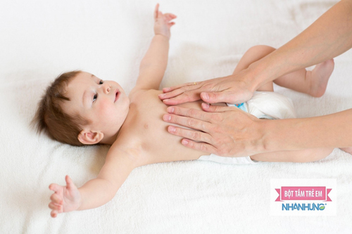 Mẹ nên massage cho bé sau khi bú khoảng 45 phút hoặc 1 tiếng.
