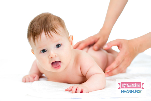 Massage thường xuyên giúp cho bé phát triển toàn diện.