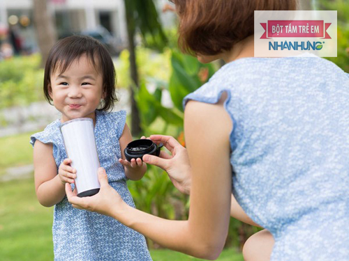 Trẻ 3 tuổi bị nhiễm trùng đường ruột nên được bổ sung nhiều nước.