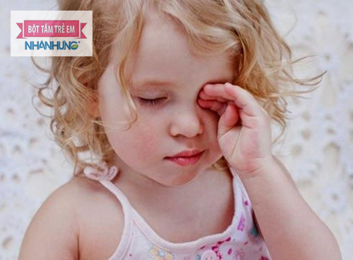 Không tự ý dùng thuốc khi trẻ bị đau mắt đỏ.