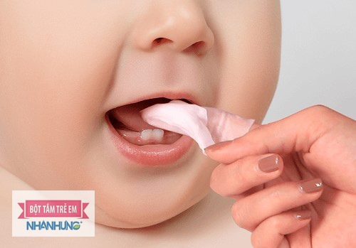 Massage lợi khi bé mọc răng hàm.