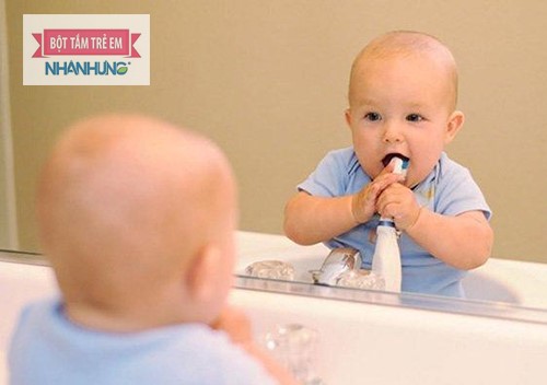 Vệ sinh sạch sẽ vùng tai mũi họng cho bé bằng nước muối ấm.