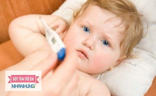 Bé có thể bị sốt khi mắc bệnh viêm mũi.