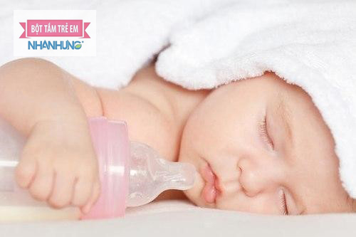 Lười ăn, bỏ bú là dấu hiệu mọc răng ở trẻ.