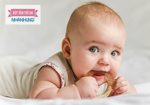 Khi trẻ mọc răng thường hay gặm nhai các đồ vật xung quanh.