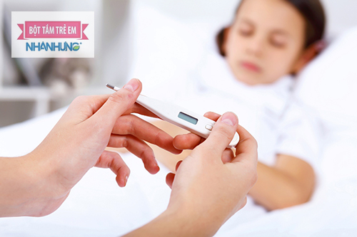 Trẻ thường sốt nhẹ khi mắc bệnh viêm phế quản.